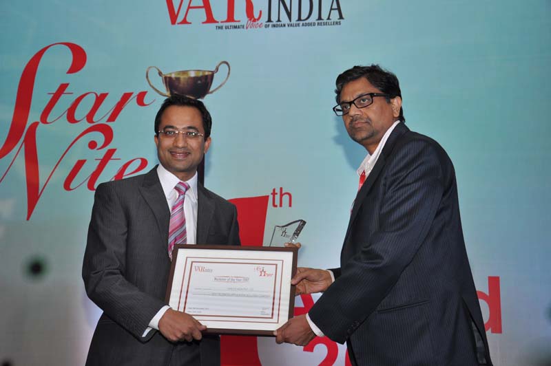 Mr.Deepak Chanduka,G.M.-MTNL giving away award to Oracle